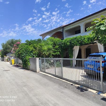 Apartment House Vir-To-All Exterior foto